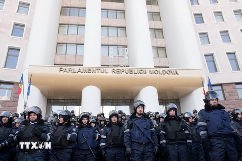 Cảnh sát Moldova triển khai bên ngoài tòa nhà Quốc hội để ngăn chặn những người biểu tình quá khích. (Ảnh: AFP/TTXVN)