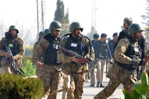 Binh sỹ Pakistan kiểm tra hiện trường sau vụ tấn công. (Ảnh: AFP/TTXVN)