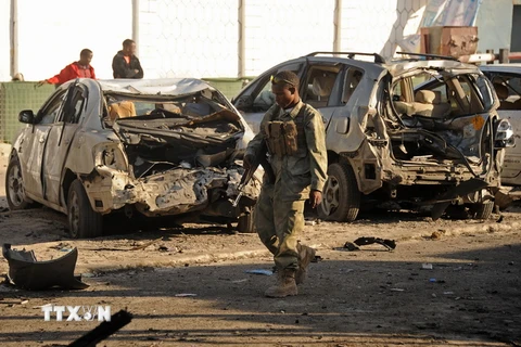 Binh sỹ Somalia điều tra tại hiện trường vụ tấn công ở Lido, Mogadishu ngày 22/1. (Ảnh: AFP/TTXVN)