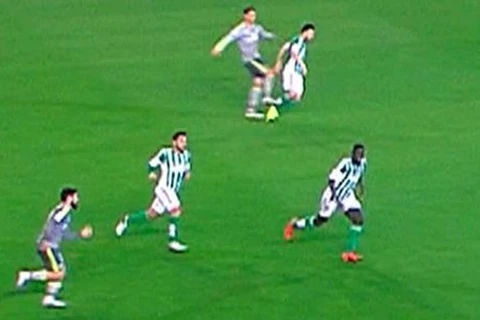 Cận cảnh Ronaldo tức tối tung chân đá hậu vệ của Real Betis