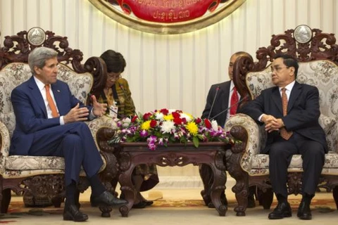 Ông John Kerry đã có cuộc gặp với Thủ tướng Lào Thongsing Thammavong. (Ảnh: AP) 
