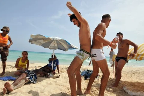 Khách du lịch vui chơi trên bãi biển Mi Cayito, ở La Habana. (Ảnh: EFE)