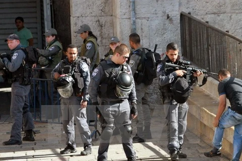 Cảnh sát Israel tuần tra tại lối vào khu thành cổ ở đông Jerusalem ngày 15/10. (Nguồn: AFP/TTXVN)