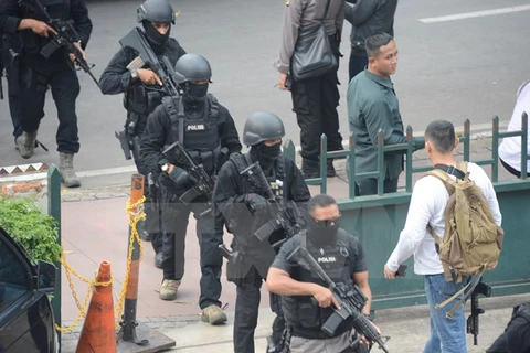 Cảnh sát Indonesia làm nhiệm vụ tại hiện trường vụ tấn công Jakarta ngày 14/1 vừa qua. (Ảnh: AFP/TTXVN)