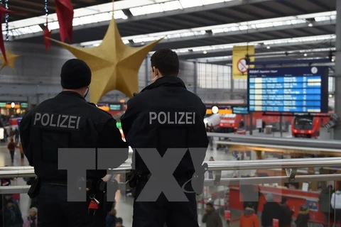 Cảnh sát Đức tuần tra tại nhà ga trung tâm Munich. (Nguồn: AFP/TTXVN)
