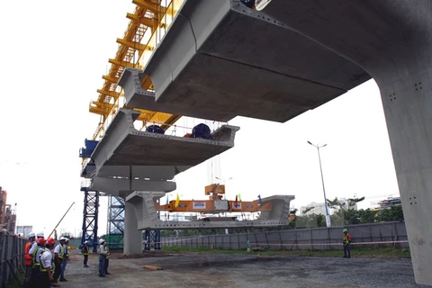 Lắp đặt dầm cầu đầu tiên tuyến Metro số 1 Bến Thành-Suối Tiên. (Ảnh: Hoàng Hải/TTXVN)