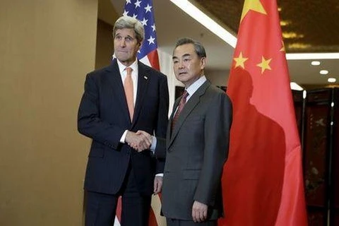 Ngoại trưởng Trung Quốc Vương Nghị và người đồng cấp Mỹ John Kerry bắt tay trước cuộc hội đàm. (Nguồn:Reuters)
