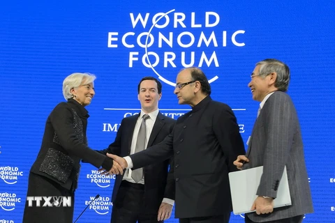 Trong ảnh (từ trái sang): Giám đốc IMF Christine Lagarde bắt tay Bộ trưởng Tài chính Ấn Độ Arun Jaitley và Thống đốc Ngân hàng Trung ương Nhật Bản Japan Haruhiko Kuroda sau phiên họp ở Davos ngày 23/1. (AFP/ TTXVN)
