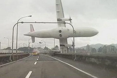 Chiếc máy bay ATR 72 của hãng hàng không TransAsia va vào đường cao tốc trước khi lao xuống sông.