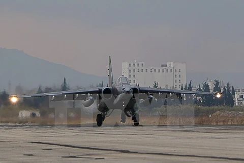 Máy bay ném bom Sukhoi Su-24 của Nga tham gia chiến dịch không kích IS hạ cánh xuống căn cứ quân sự ở tỉnh Latakia, tây bắc Syria ngày 16/12. (Nguồn: AFP/TTXVN)