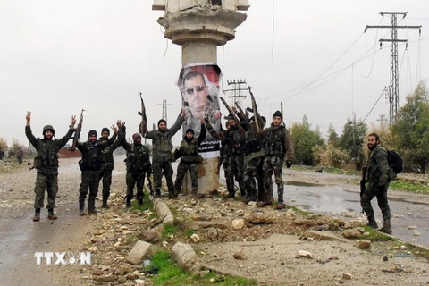 Lực lượng ủng hộ chính phủ Syria tại một chốt kiểm soát ở Sheikh Miskeen ngày 26/1, sau khi giành lại thành phố này từ phiến quân IS. (Ảnh: AFP/TTXVN)
