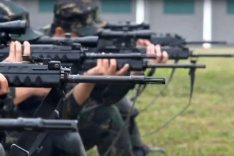 Lính bắn tỉa Trung Quốc "khoe" kỹ năng dưới trời mưa tầm tã