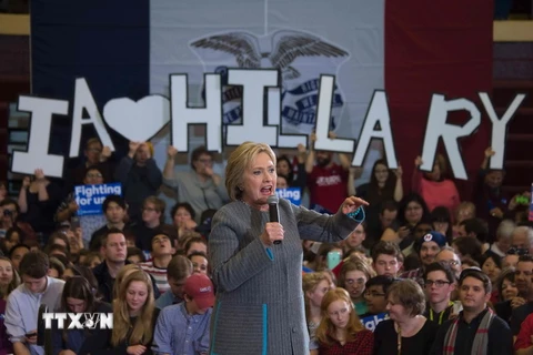 Ứng cử viên đảng Dân chủ Hillary Clinton phát biểu tại trường Trung học Abraham Lincoln ở Des Moines, Iowa. (Ảnh: AFP/TTXVN)