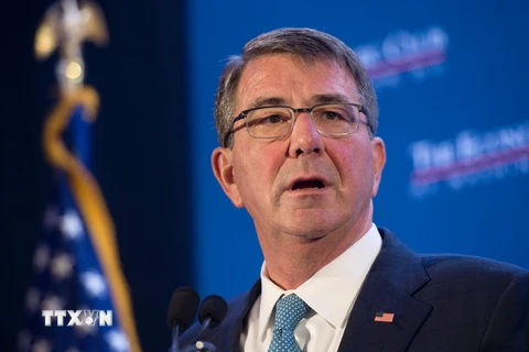 Bộ trưởng Quốc phòng Mỹ Ashton Carter phát biểu tại Câu lạc bộ Kinh tế Washington ngày 2/2. (Ảnh: AFP/TTXVN)