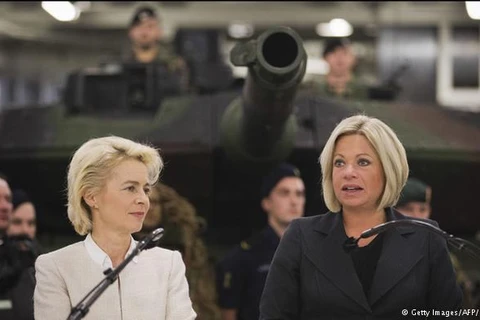 Bộ trưởng Quốc phòng Đức Ursula von der Leyen (trái) và Hà Lan Jeanine Hennis-Plasschaert. (Ảnh: Getty Images/AFP)