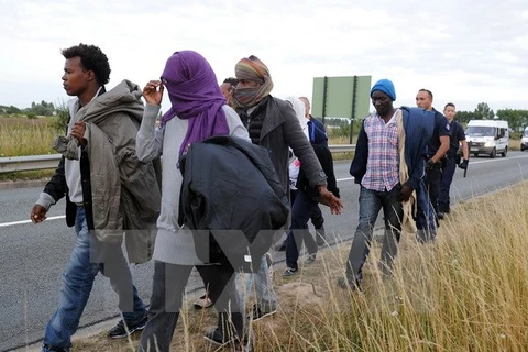Người nhập cư tại khu vực cảng Calais, miền Bắc Pháp. (Nguồn: AFP/TTXVN)