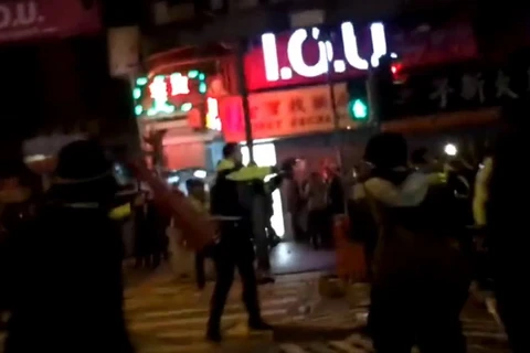 Video cảnh sát Hong Kong nổ súng trấn áp kẻ quá khích