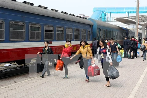 Hành khách chuẩn bị lên tàu về quê đón Tết tại ga Hà Nội. (Ảnh: Thế Duyệt/TTXVN)