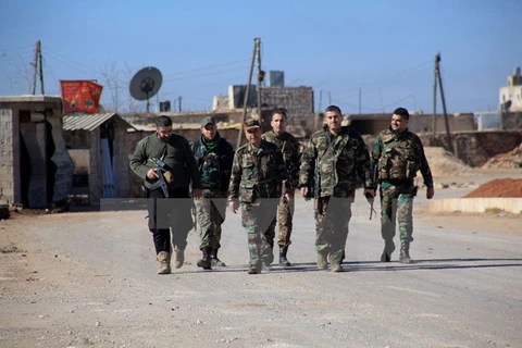 Binh sỹ Syria tuần tra tại thị trấn Tal Jabin, phía bắc thành phố Aleppo sau khi giành lại quyền kiểm soát thành phố này. (Nguồn: AFP/TTXVN)