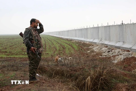  Binh sỹ người Kurd làm nhiệm vụ tại khu vực Ras al-Ain trên biên giới Syria-Thổ Nhĩ Kỳ. (Ảnh: AFP/TTXVN) 