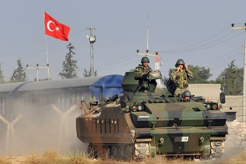 Quân đội Thổ Nhĩ Kỳ triển khai lực lượng trên đường biên giới với Syria. (Ảnh: billyburtonblogs)