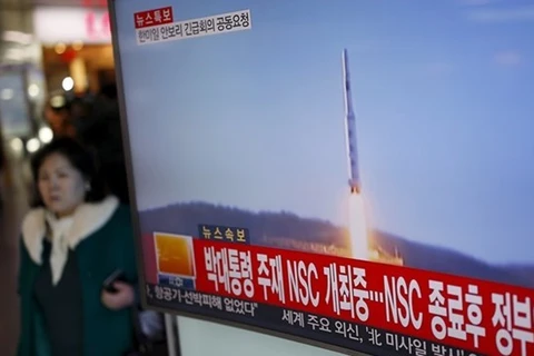 Hình ảnh Triều Tiên phóng tên lửa được phát trên truyền hình Hàn Quốc. (Nguồn: Reuters)