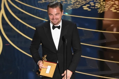 Leonardo DiCaprio vui mừng với Tượng vàng Oscar trên tay. (Ảnh: Getty Images)