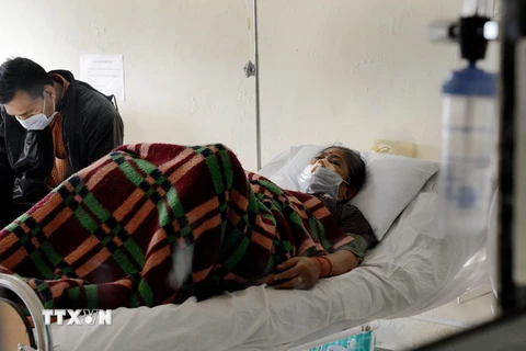 Điều trị cho bệnh nhân nhiễm cúm A/H1N1 tại Ấn Độ. (Ảnh: AFP/TTXVN)