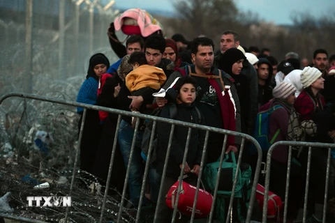 Người tị nạn Syria và Iraq bị mắc kẹt tại khu vực biên giới Hy Lạp- Macedonia ngày 27/2. (Ảnh: AFP/TTXVN)