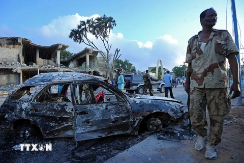 Hiện trường vụ đánh bom xe ở Mogadishu. (Ảnh: AFP/TTXVN)