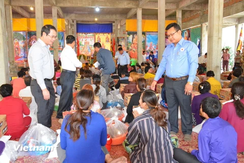 Đại diện Đại sứ quán Việt Nam tại Campuchia thăm hỏi bà con Việt kiều bị hoả hoạn. (Ảnh: Chí Hùng/Vietnam+)