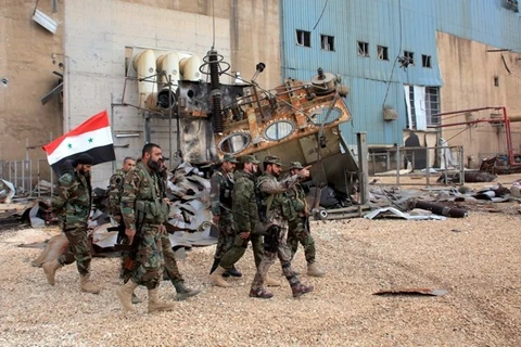 Quân đội chính phủ Syria tài kiểm soát một nhà máy ở Aleppo, ngày 21/2. (Nguồn: AFP)