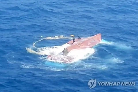 Chiếc tàu cá bị lật úp. (Nguồn: Yonhap News)