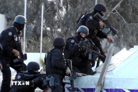  Lực lượng an ninh Tunisia được triển khai tại Ben Guerdane. (Ảnh: AFP/TTXVN)