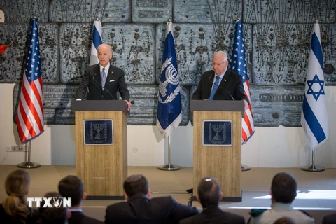 Tổng thống Israel Reuven Rivlin (phải) và Phó Tổng thống Mỹ Joe Biden tại cuộc họp báo sau cuộc gặp. (Ảnh: THX/TTXVN)