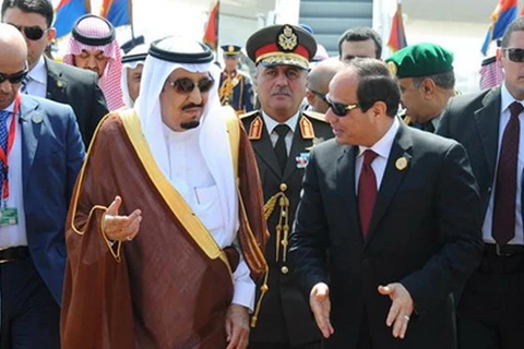 Tổng thống Ai Cập Abdel Fattah al-Sisi đón tiếp Quốc vương Salman của Saudi Arabia. (Ảnh: Reuters)