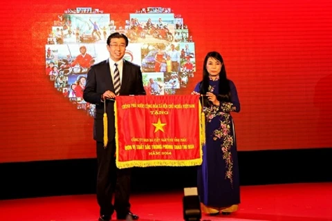 Honda VN nhận cờ Thi đua của Chính phủ Việt Nam. (Ảnh: Văn Xuyên)