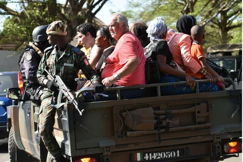 Lực lượng an ninh sơ tán người dân khỏi khu vực vụ tấn công. (Ảnh: AFP)