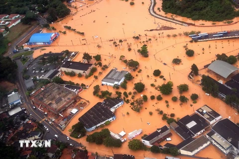 Cảnh ngập lụt tại Itapevi, ngoại ô Sao Paulo. (Ảnh: AFP/TTXVN)