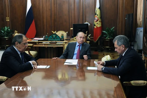 Tổng thống Nga Vladimir Putin (giữa) đã ra lệnh rút các lực lượng chính của nước này khỏi Syria từ ngày 15/3. (Ảnh: AFP/TTXVN)