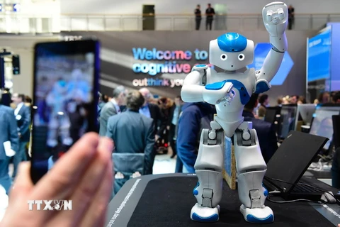 Robot nhảy múa của công ty IBM Watson AI được giới thiệu tại hội chợ ngày 15/3. (Ảnh: AFP/TTXVN)