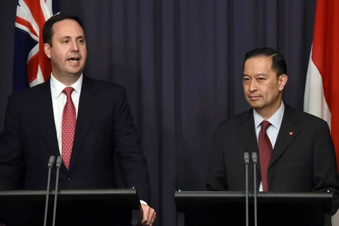 Ông Steven Ciobo và người đồng cấp Indonsia Thomas Lembong. (Ảnh: AAP)