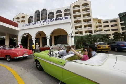 Du khách bên ngoài khách sạn ở La Habana. (Nguồn: Reuters)