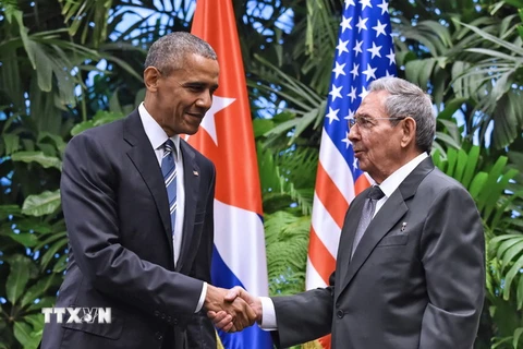 Chủ tịch Cuba Raul Castro (phải) đã có cuộc hội đàm với Tổng thống Mỹ Barack Obama (trái) tại Cung điện Cách mạng ở thủ đô La Habana. (Ảnh: AFP/TTXVN)