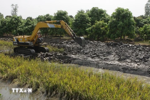 Nạo vét mương nội đồng để trữ nước tại huyện Châu Thành A, tỉnh Hậu Giang. (Ảnh: Duy Khương/TTXVN)