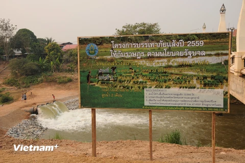 Máy bơm huyện Phom Phi Say đang hút nước từ sông Mekong với công suất 15m3/giây để cấp nước tưới tiêu cho khu lòng chảo Huay Luang. (Sơn Nam/Vietnam+)