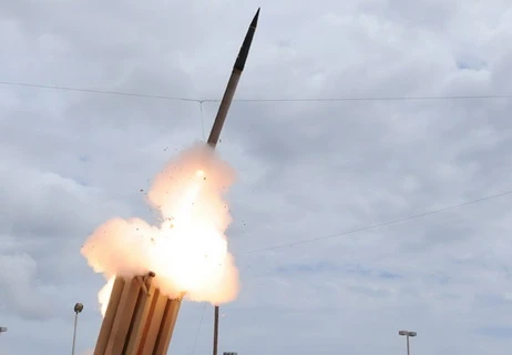 Hệ thống tên lửa đánh chặn tầm trung cao di động (THAAD). (Ảnh: AFP/TTXVN)