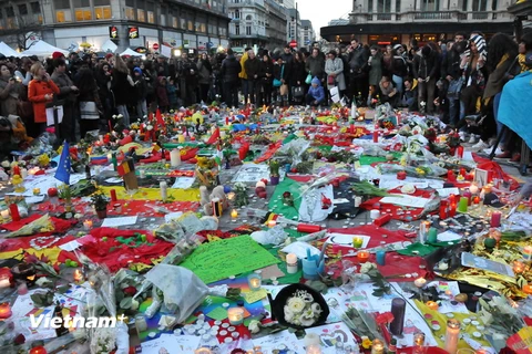 Quảng trường La Bourse trở thành nơi không thể thiếu để mọi người tới bày tỏ cảm xúc, sau loạt vụ tấn công khủng bố hôm 22/3. (Ảnh: Hương Giang/Vietnam+)