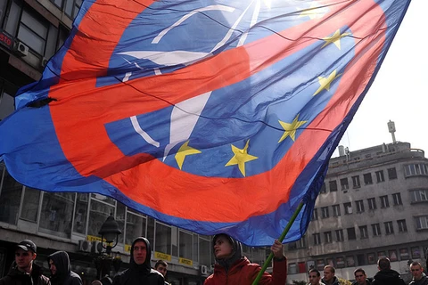 Hàng nghìn người Serbia đã tuần hành phản đối NATO và Phương Tây. (Ảnh: AFP)