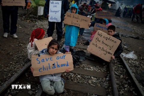  Trẻ em tại trại tị nạn gần khu vực biên giới Hy Lạp- Macedonia. (Ảnh: AFP/TTXVN)